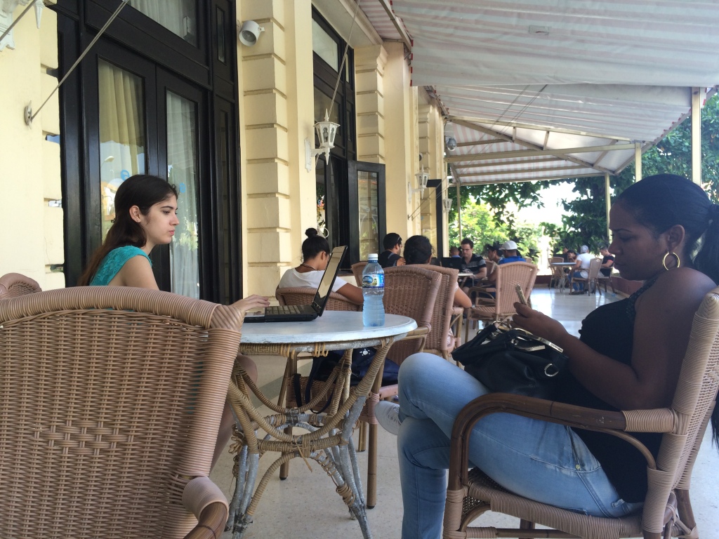 Jóvenes cubanos navegan por Internet en el Hotel Presidente